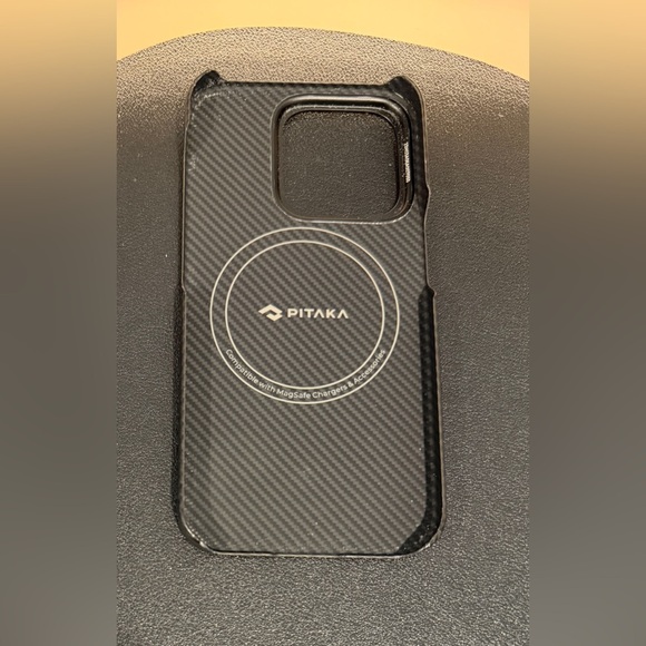 pitaka iPhone 15 Pro Ultra-Slim Aramid Fiber Case in Black/Grey Twill - Picture 3 of 5